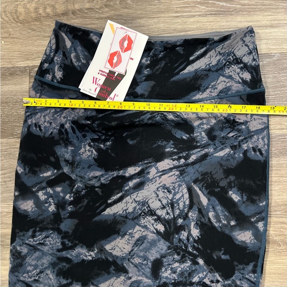 Women with Control reversible pencil skirt - Picture 7 of 11